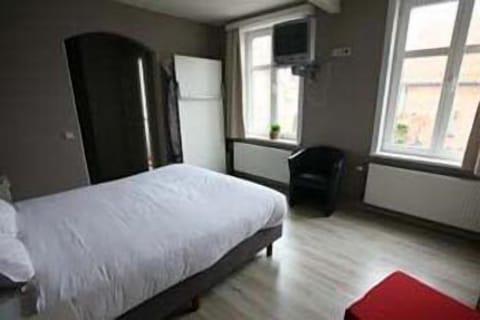 Triple Room, 1 Bedroom | In-room safe, blackout drapes, free WiFi, bed sheets