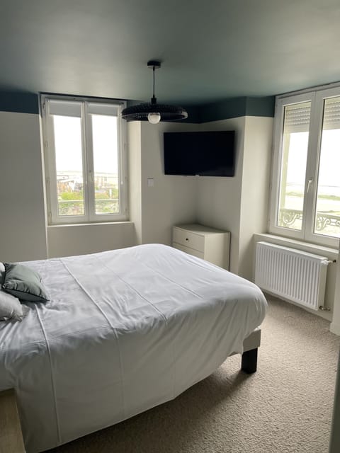 LES PLAGES - Free Wireless Internet + Free High-Speed Internet | Desk, free WiFi, bed sheets