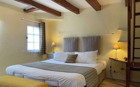 Family Quadruple Room | Individually decorated, desk, free WiFi, bed sheets