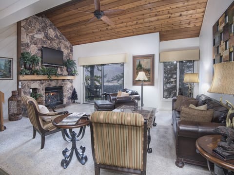 Living Room w/ TV & Gas Fireplace