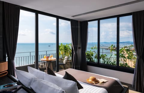 Rooftop Ocean View Suite | Premium bedding, pillowtop beds, minibar, in-room safe