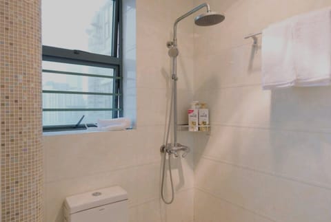 Family Apartment, 3 Bedrooms | Bathroom shower