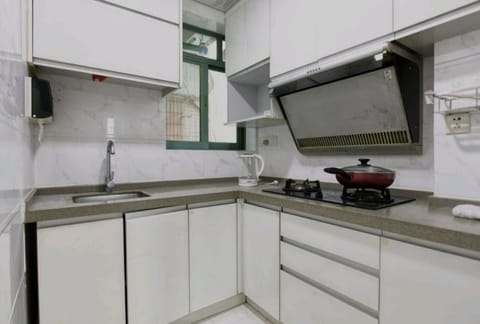 Family Apartment, 3 Bedrooms | Private kitchenette | Fridge, stovetop, electric kettle, cookware/dishes/utensils