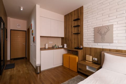 Premium Studio Suite, 1 Queen Bed | In-room dining