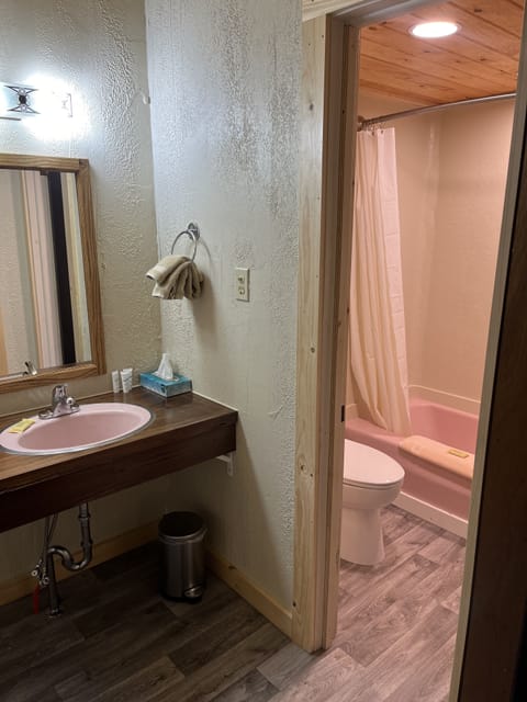 5A | Bathroom | Shower, hair dryer, towels, soap