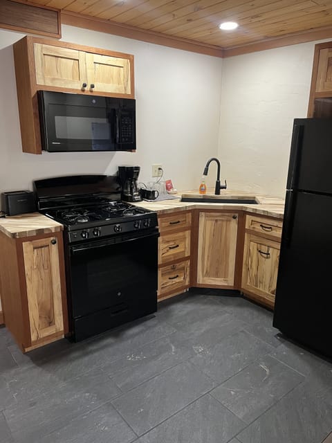 Studio 2B | Private kitchen | Fridge, microwave, coffee/tea maker, cookware/dishes/utensils