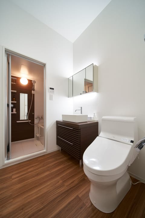 King Bed Room | Bathroom | Combined shower/tub, free toiletries, hair dryer, slippers