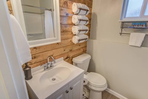 Apartment (2 Bedrooms) | Bathroom