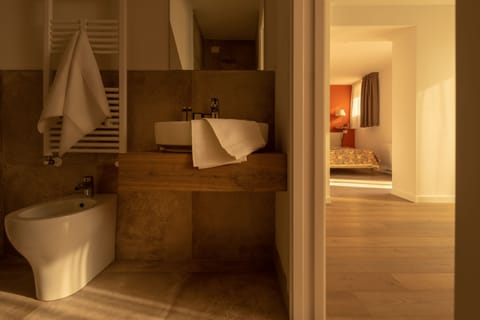 Suite (Ulivo) | Bathroom | Shower, rainfall showerhead, free toiletries, bidet