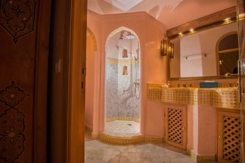 Suite (Pacha) | Bathroom | Shower, rainfall showerhead, free toiletries, towels