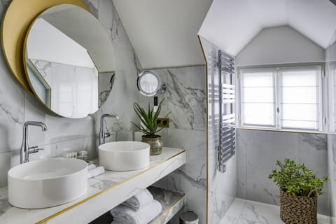 Suite Opera | Bathroom | Shower, rainfall showerhead, free toiletries, hair dryer