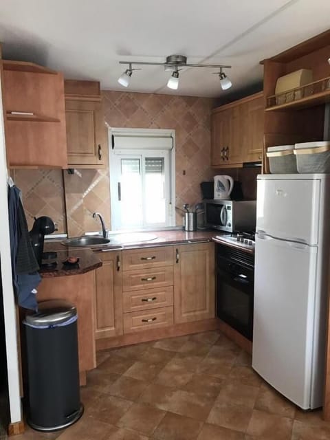 Mobile Home (Aitana 3) | Private kitchen | Full-size fridge, microwave, stovetop, electric kettle