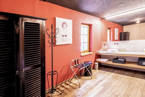 Junior Suite Villa Liverzano | Bathroom | Shower, hair dryer, towels