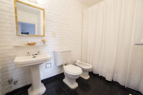 Double or Twin Room | Bathroom | Rainfall showerhead, free toiletries, hair dryer, bathrobes