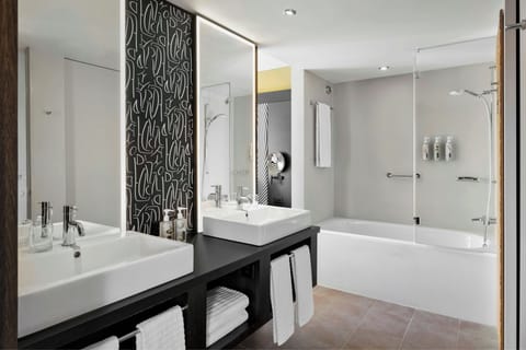 Club Suite, 1 King Bed with Sofa bed | Bathroom | Combined shower/tub, free toiletries, hair dryer, towels