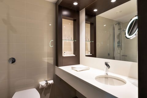 Family Room | Bathroom | Combined shower/tub, eco-friendly toiletries, hair dryer, towels