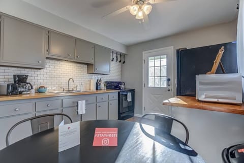 Apartment (2 Bedrooms) | Private kitchen | Full-size fridge, oven, stovetop, dishwasher