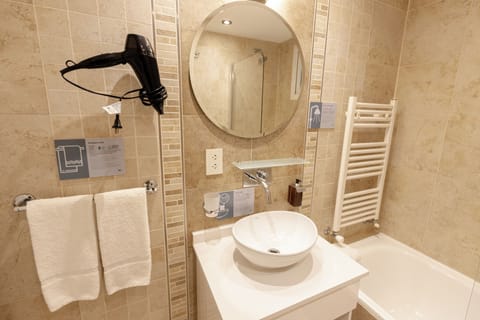 Apartment, 1 Bedroom, Ensuite (3 PAX) | Bathroom | Shower, rainfall showerhead, free toiletries, hair dryer