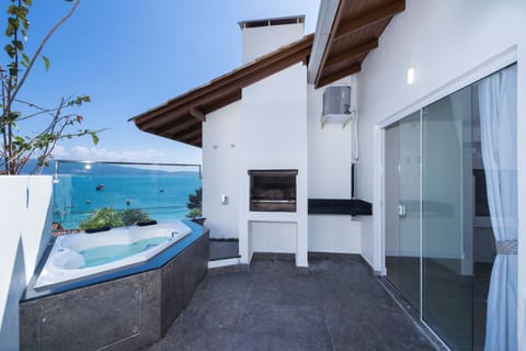 Panoramic Studio, Jetted Tub, Ocean View | Jetted tub