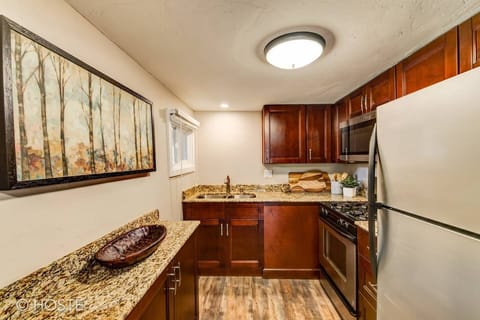 House (1 Bedroom) | Private kitchen | Full-size fridge, oven, coffee/tea maker, toaster