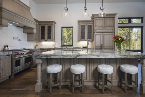 Chef's Kitchen: Fully equipped, Wolf Range, double oven, SubZero Fridge, 