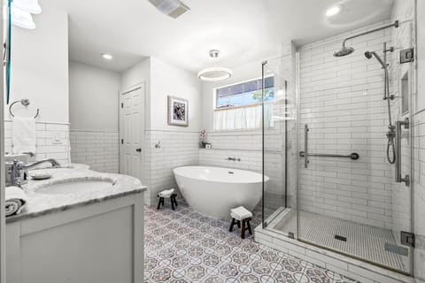 Honeymoon Suite - Castaway | Bathroom | Shower, hair dryer, towels, soap