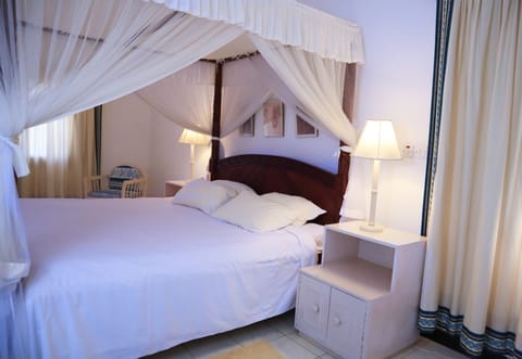 Deluxe Double Room | In-room safe, desk, laptop workspace, bed sheets