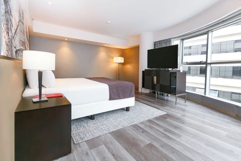 Suite, 1 King Bed, Corner | Hypo-allergenic bedding, down comforters, minibar, in-room safe