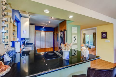 Electric Stove and Plenty of Counter Space