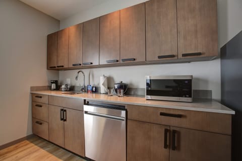 Suite, 1 Bedroom, Kitchen | Private kitchen | Mini-fridge, coffee/tea maker
