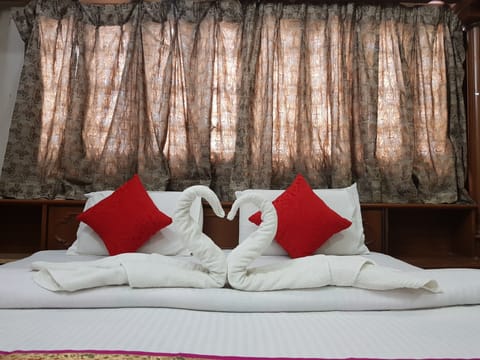 Deluxe Room | Hypo-allergenic bedding, soundproofing, free WiFi, bed sheets