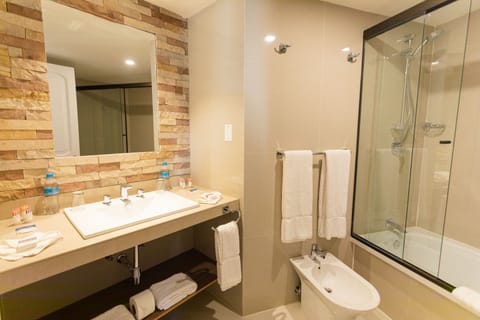 Junior Suite Premium Cama King | Bathroom | Combined shower/tub, rainfall showerhead, hair dryer, bathrobes