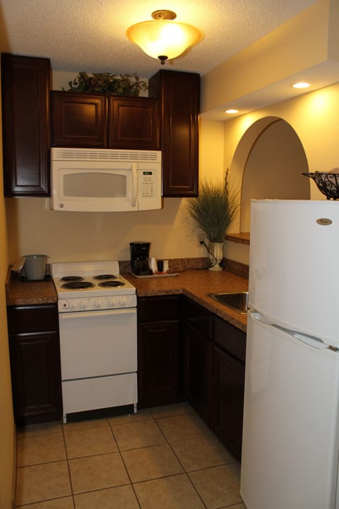 Superior Suite, Multiple Beds (FAMILY SUITE) | Private kitchenette | Fridge, microwave, coffee/tea maker