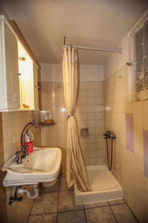 Standard Room | Bathroom | Shower, hair dryer, towels, soap