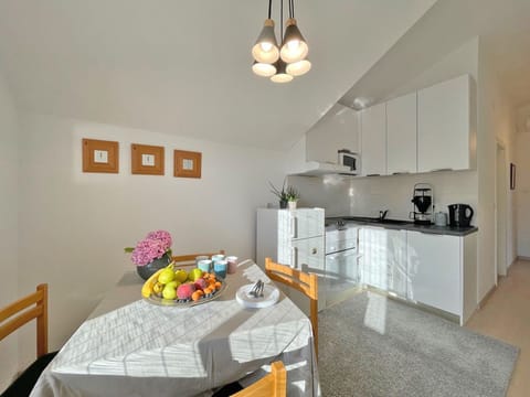 Deluxe Apartment, 2 Bedrooms, Terrace, Sea View | In-room dining