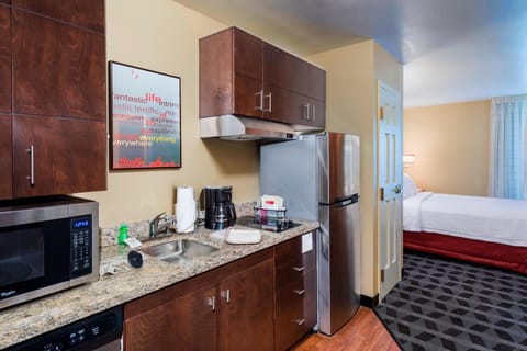 Studio, 1 Queen Bed with Sofa bed | Private kitchen | Fridge, microwave, stovetop, dishwasher