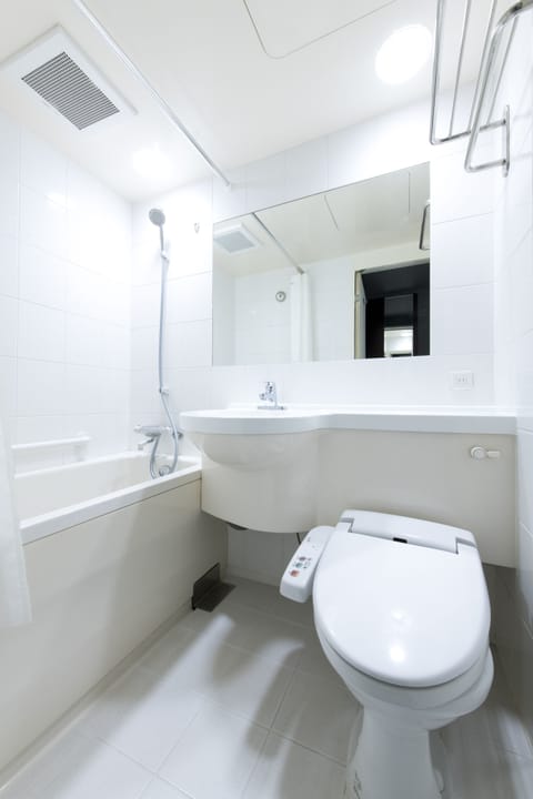 Combined shower/tub, deep soaking tub, free toiletries, hair dryer