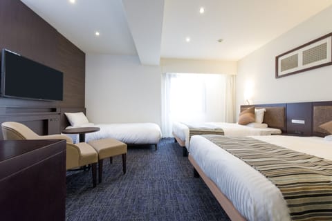 Deluxe Twin Room + Extra Bed, Smoking | In-room safe, desk, blackout drapes, iron/ironing board