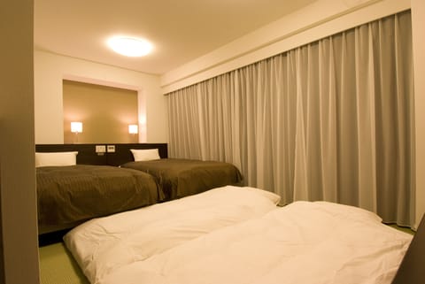 Premium bedding, down comforters, iron/ironing board, free WiFi