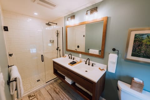 Shandaken King Suite with Fireplace (Only Pet Friendly Room) | Bathroom | Shower, free toiletries, hair dryer, towels