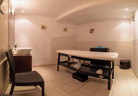 Sauna, spa tub, steam room, 1 treatment room, massages