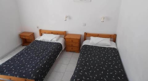 Triple Room | Desk, rollaway beds, free WiFi, bed sheets