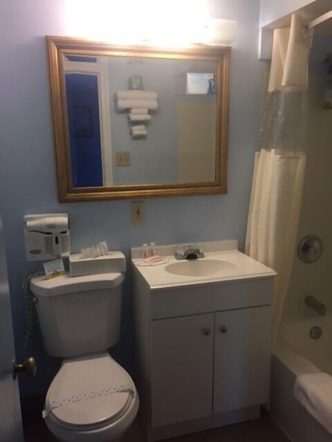 Combined shower/tub, free toiletries, hair dryer, towels