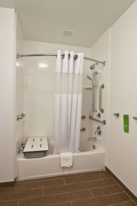 Shower, hydromassage showerhead, free toiletries, hair dryer