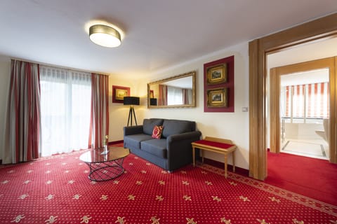 Junior Suite, 1 King Bed, Non Smoking, Mountain View (Studio) | Hypo-allergenic bedding, minibar, in-room safe, blackout drapes