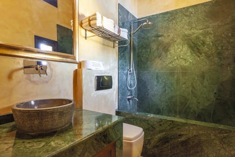 Suite (Pasha) | Bathroom | Combined shower/tub, free toiletries, hair dryer, bathrobes