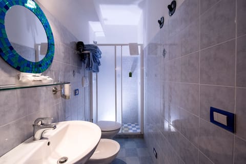 Double Room | Bathroom | Combined shower/tub, free toiletries, hair dryer, bidet