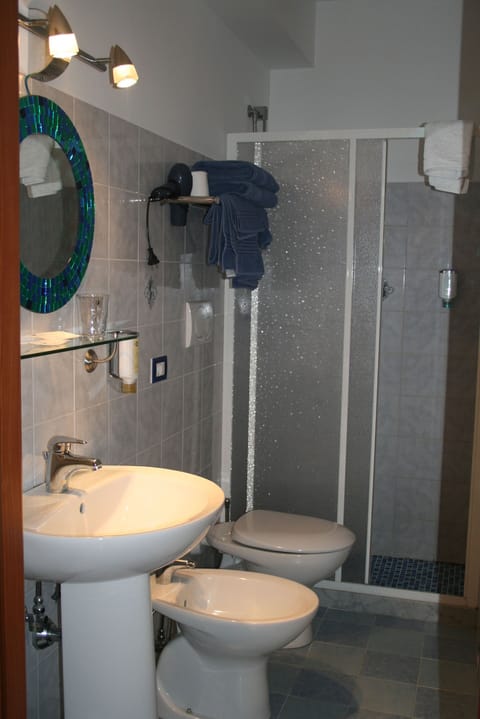 Combined shower/tub, free toiletries, hair dryer, bidet