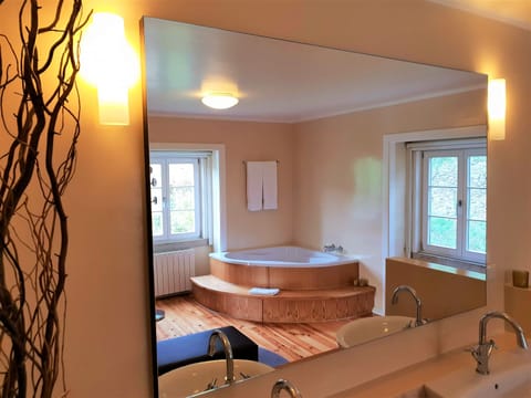 Junior Suite (Premium) | Bathroom | Combined shower/tub, designer toiletries, hair dryer, bathrobes