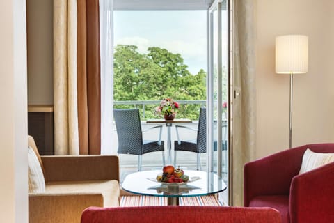 Hypo-allergenic bedding, minibar, in-room safe, desk